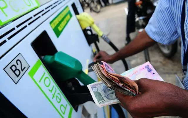 Petrol Diesel Rates: పెట్రోల్, డీజిల్ రేట్ల బాదుడు.. హైదరాబాద్‌లో ఎంతంటే..