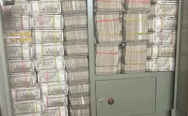 IT Raid In Hyderabad: వామ్మో.. బీరువాలో ఎన్ని కట్టలో.. అంత డబ్బు ఎలా!!