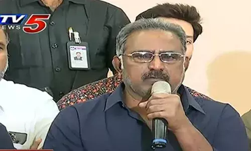 Banerjee : కన్నీళ్లు పెట్టుకున్న బెనర్జీ.. మోహన్ బాబు అలా అనేసరికి..! Banerjee : కన్నీళ్లు పెట్టుకున్న బెనర్జీ.. మోహన్ బాబు అలా అనేసరికి..!