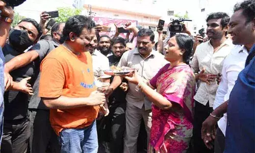 RGV konda : అమ్మవారికి మందు తాగించి ఆశీస్సులు తీసుకున్న డైరెక్టర్ వర్మ RGV konda : అమ్మవారికి మందు తాగించి ఆశీస్సులు తీసుకున్న డైరెక్టర్ వర్మ