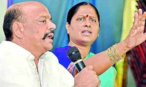Konda Surekha - Murali Love story : బుల్లెట్టు బండి పై వచ్చి ప్రపోజ్.. హీరోలా పెళ్లి.. కొండా సురేఖ లవ్ స్టోరీ..! Konda Surekha - Murali Love story : బుల్లెట్టు బండి పై వచ్చి ప్రపోజ్.. హీరోలా పెళ్లి.. కొండా సురేఖ లవ్ స్టోరీ..!