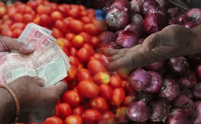 Veg Price Hike: పండగ సీజన్లో పెరిగిన కూరగాయల ధరలు.. టమాటా, ఉల్లీ కొనేటట్టు లేవే తల్లీ.. Veg Price Hike: పండగ సీజన్లో పెరిగిన కూరగాయల ధరలు.. టమాటా, ఉల్లీ కొనేటట్టు లేవే తల్లీ..