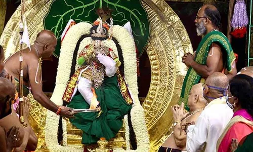 Tirumala : చంద్రప్రభ వాహనంపై వటపత్రశాయి అలంకారంలో ..! Tirumala : చంద్రప్రభ వాహనంపై వటపత్రశాయి అలంకారంలో ..!