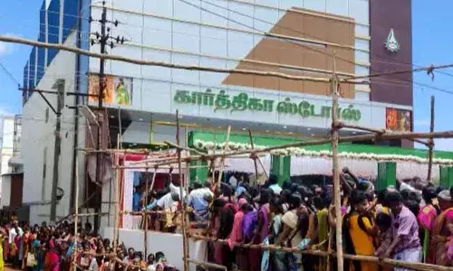 Tamil Nadu : 50 రూపాయలకి చీర.. కరోనాని కూడా లెక్కచేయలేదు..! Tamil Nadu : 50 రూపాయలకి చీర.. కరోనాని కూడా లెక్కచేయలేదు..!