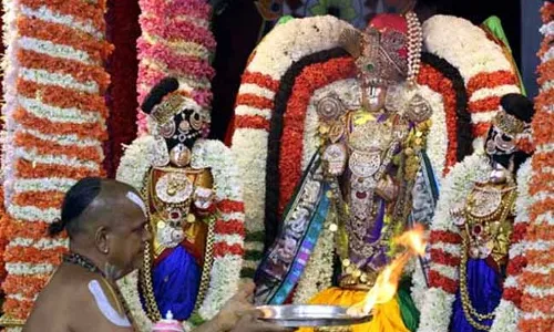Tirumala Brahmotsavam : సర్వభూపాల వాహనంపై భక్తులకు దర్శనమిచ్చిన శ్రీవారు..! Tirumala Brahmotsavam : సర్వభూపాల వాహనంపై భక్తులకు దర్శనమిచ్చిన శ్రీవారు..!