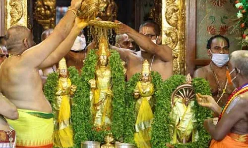 chakrasnanam : తిరుమల బ్రహ్మోత్సవాలు... శ్రీవారికి వైభవంగా చక్రస్నానం..! chakrasnanam : తిరుమల బ్రహ్మోత్సవాలు... శ్రీవారికి వైభవంగా చక్రస్నానం..!
