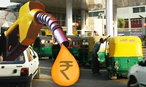 Petrol and Diesel Prices: పండగరోజు సామాన్యుడిపై పెట్రోల్‌ ధరల బాదుడు