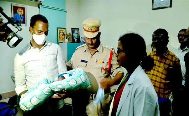 జీజీహెచ్లో కిడ్నాప్కు గురైన బాలుడు క్షేమం..! జీజీహెచ్లో కిడ్నాప్కు గురైన బాలుడు క్షేమం..!
