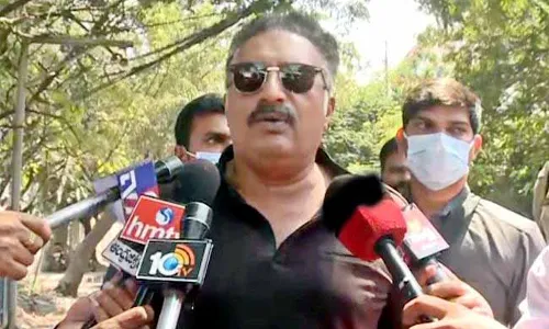 Prakash Raj : మాకు కొన్ని సందేహాలున్నాయి.. అందుకే సీసీ ఫుటేజ్ చూడ్డానికి వచ్చా :  ప్రకాష్రాజ్ Prakash Raj : మాకు కొన్ని సందేహాలున్నాయి.. అందుకే సీసీ ఫుటేజ్ చూడ్డానికి వచ్చా :  ప్రకాష్రాజ్