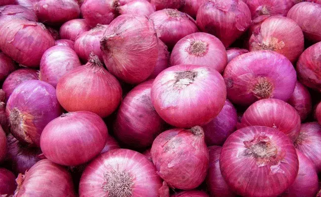 onions: మార్కెట్లో కేజీ ఉల్లి.. చుక్కలు చూపిస్తున్న ధరలు..