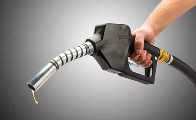 Petrol and diesel prices : దేశంలో ఆగని పెట్రో బాదుడు.. హైదరాబాద్లో లీటరు పెట్రోల్..! Petrol and diesel prices : దేశంలో ఆగని పెట్రో బాదుడు.. హైదరాబాద్లో లీటరు పెట్రోల్..!