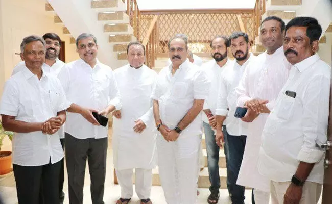 Nellore: నెల్లూరు జిల్లాలో వైసీపీలో లకలకలక.. Nellore: నెల్లూరు జిల్లాలో వైసీపీలో లకలకలక..