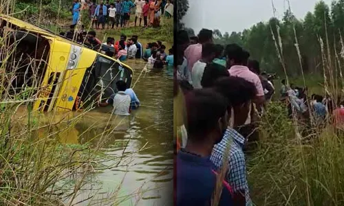 శ్రీకాకుళం జిల్లాలో స్కూల్ బస్సు బోల్తాపడి  విద్యార్ధి మృతి..! శ్రీకాకుళం జిల్లాలో స్కూల్ బస్సు బోల్తాపడి  విద్యార్ధి మృతి..!