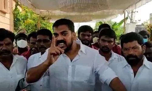 మా జోలికి వస్తే చర్మం వలిచేస్తాం.. రెచ్చిపోయిన మంత్రి అనిల్ కుమార్..! మా జోలికి వస్తే చర్మం వలిచేస్తాం.. రెచ్చిపోయిన మంత్రి అనిల్ కుమార్..!