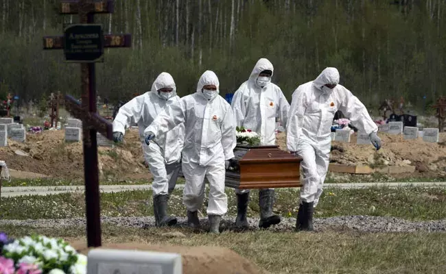 Britain: మాస్క్‌ను పక్కన పెట్టారు.. మళ్లీ ప్రమాదంలో పడ్డారు..