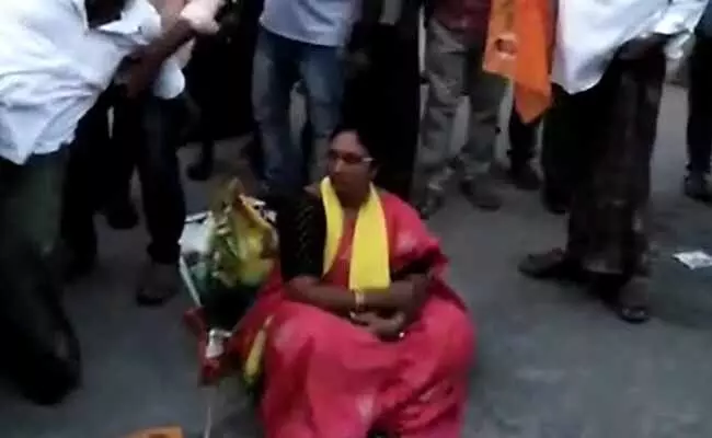 TDP: విశాఖ జగదాంబ జంక్షన్ వద్ద టీడీపీ మహిళా విభాగం నిరసన TDP: విశాఖ జగదాంబ జంక్షన్ వద్ద టీడీపీ మహిళా విభాగం నిరసన
