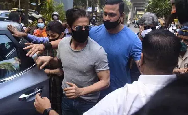 Shah Rukh Khan : జైలుకు వచ్చి కొడుకును కలిసిన షారూఖ్..! Shah Rukh Khan : జైలుకు వచ్చి కొడుకును కలిసిన షారూఖ్..!