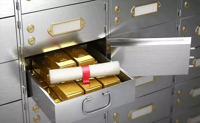 Bank locker: బ్యాంకు లాకర్ మీ వస్తువులు భద్రపరిచే ముందు.. Bank locker: బ్యాంకు లాకర్ మీ వస్తువులు భద్రపరిచే ముందు..