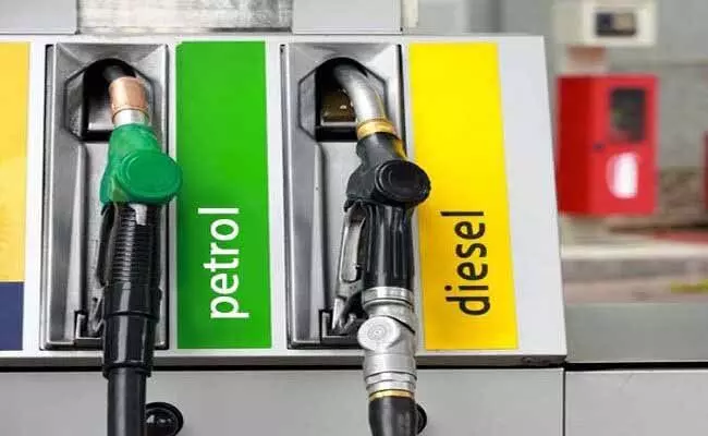 Petrol and diesel prices : బాదుడే బాదుడు.. మళ్ళీ పెరిగిన పెట్రోల్, డీజిల్ ధరలు.. ! Petrol and diesel prices : బాదుడే బాదుడు.. మళ్ళీ పెరిగిన పెట్రోల్, డీజిల్ ధరలు.. !