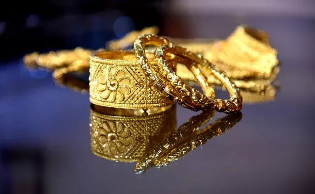 Gold and Silver Rates Today: వెండి ధరల్లో ఏ మార్పు లేదు.. బంగారం మాత్రం స్వల్పంగా..