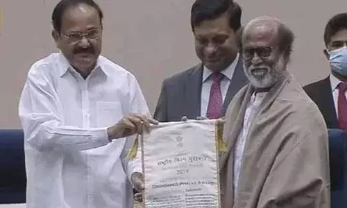 Rajinikanth  : బస్ డ్రైవర్కి దాదాసాహెబ్ ఫాల్కే అవార్డును అంకితం ఇచ్చిన  రజినీ..! Rajinikanth  : బస్ డ్రైవర్కి దాదాసాహెబ్ ఫాల్కే అవార్డును అంకితం ఇచ్చిన  రజినీ..!
