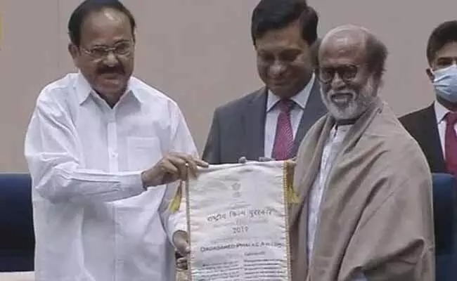 Rajinikanth : బస్ డ్రైవర్కి దాదాసాహెబ్ ఫాల్కే అవార్డును అంకితం ఇచ్చిన రజినీ..! Rajinikanth : బస్ డ్రైవర్కి దాదాసాహెబ్ ఫాల్కే అవార్డును అంకితం ఇచ్చిన రజినీ..!