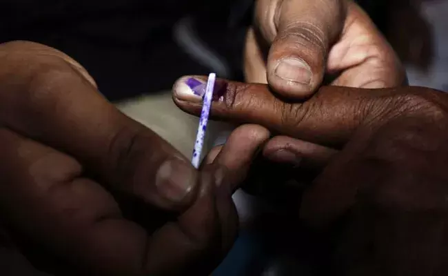 Huzurabad By Election: ఓటుకు 6 వేలు.. హుజురాబాద్ ఉప ఎన్నికల్లో ప్రలోభాలు.. Huzurabad By Election: ఓటుకు 6 వేలు.. హుజురాబాద్ ఉప ఎన్నికల్లో ప్రలోభాలు..