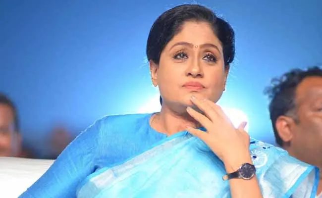 టాప్ హీరోలను క్రాస్ చేసి రెండు ఇండస్ట్రీ హిట్స్ కొట్టిన ఏకైక హీరోయిన్.. ! టాప్ హీరోలను క్రాస్ చేసి రెండు ఇండస్ట్రీ హిట్స్ కొట్టిన ఏకైక హీరోయిన్.. !