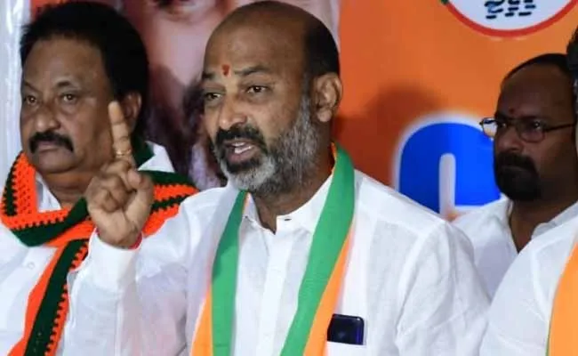 హుజురాబాద్లో ఈటల భారీ మెజార్టీతో గెలవడం ఖాయం : బండి సంజయ్ హుజురాబాద్లో ఈటల భారీ మెజార్టీతో గెలవడం ఖాయం : బండి సంజయ్