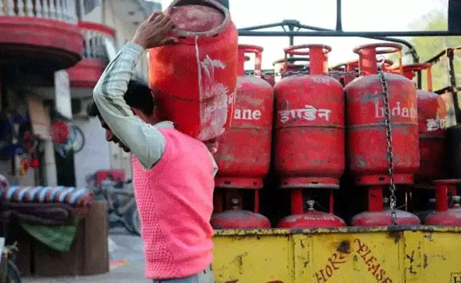 LPG: సామాన్యులకు షాక్.. గ్యాస్ సిలిండర్ ధర మరో రూ. 100 పెరిగే ఛాన్స్ LPG: సామాన్యులకు షాక్.. గ్యాస్ సిలిండర్ ధర మరో రూ. 100 పెరిగే ఛాన్స్