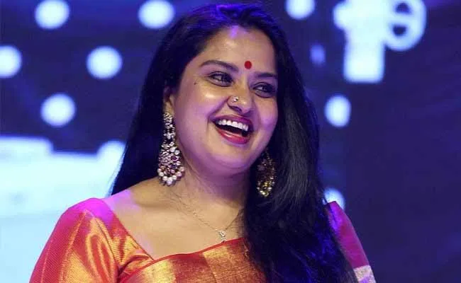 Pragathi Dance : నడిరోడ్డుపై ప్రగతి తీన్మార్ డ్యాన్స్.. మేడమ్ సార్ మేడమ్ అంతే..! Pragathi Dance : నడిరోడ్డుపై ప్రగతి తీన్మార్ డ్యాన్స్.. మేడమ్ సార్ మేడమ్ అంతే..!