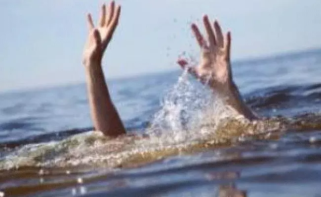 Dharmasamudram: జగిత్యాలలో విషాదం.. ముగ్గురు యువతులు చెరువులో దూకి .. Dharmasamudram: జగిత్యాలలో విషాదం.. ముగ్గురు యువతులు చెరువులో దూకి ..