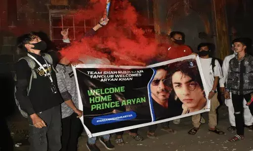 Aryan Khan Bail: ఆర్యన్ ఖాన్కు బెయిల్.. అభిమానుల సంబరాలు.. Aryan Khan Bail: ఆర్యన్ ఖాన్కు బెయిల్.. అభిమానుల సంబరాలు..