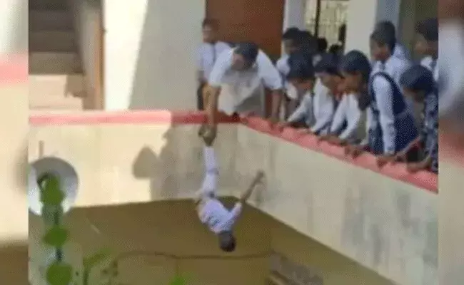 Viral News : బిల్డింగ్ పై నుంచి విద్యార్థిని వేలాడదీసిన ప్రిన్సిపాల్.. దీంతో ఆ పిల్లాడు..