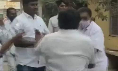 Huzurabad bypoll: టీఆర్ఎస్, బీజేపీ వర్గాల మధ్య ఘర్షణ Huzurabad bypoll: టీఆర్ఎస్, బీజేపీ వర్గాల మధ్య ఘర్షణ