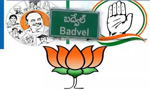 Badvel Byelections: పోలింగ్ కేంద్రాల్లో చెప్పులతో దాడి.. Badvel Byelections: పోలింగ్ కేంద్రాల్లో చెప్పులతో దాడి..