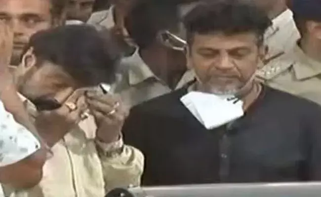 Puneeth RajKumar: పునీత్‌ పార్థివ దేహాన్ని చూసి కన్నీటి పర్యంతమైన బాలకృష్ణ