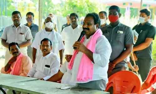 Huzurabad By election: జమ్మికుంటలో ఎమ్మెల్యే డబ్బులు పంచుతున్నారంటూ బీజేపీ నేతల ఆరోపణ.. పోలీసుల సోదాలు.. Huzurabad By election: జమ్మికుంటలో ఎమ్మెల్యే డబ్బులు పంచుతున్నారంటూ బీజేపీ నేతల ఆరోపణ.. పోలీసుల సోదాలు..