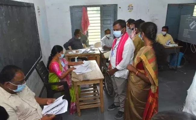 Huzurabad By Election: ఎన్నికలు ముగిసినా.. తగ్గని హీట్.. Huzurabad By Election: ఎన్నికలు ముగిసినా.. తగ్గని హీట్..