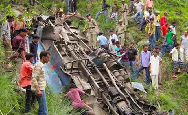 Uttarakhand Bus Accident: లోయలో పడ్డ బస్సు.. 13 మంది ప్రాణాలను తీసేసింది.. Uttarakhand Bus Accident: లోయలో పడ్డ బస్సు.. 13 మంది ప్రాణాలను తీసేసింది..