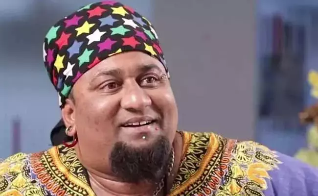 Bigg Boss Lobo :  లోబోకి ఎందుకంత క్రేజ్...? Bigg Boss Lobo :  లోబోకి ఎందుకంత క్రేజ్...?