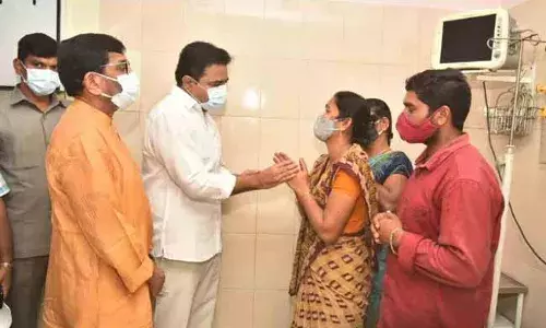 Minister KTR : అత్యాచారానికి గురైన చిన్నారిని పరామర్శించిన మంత్రి కేటీఆర్‌..!