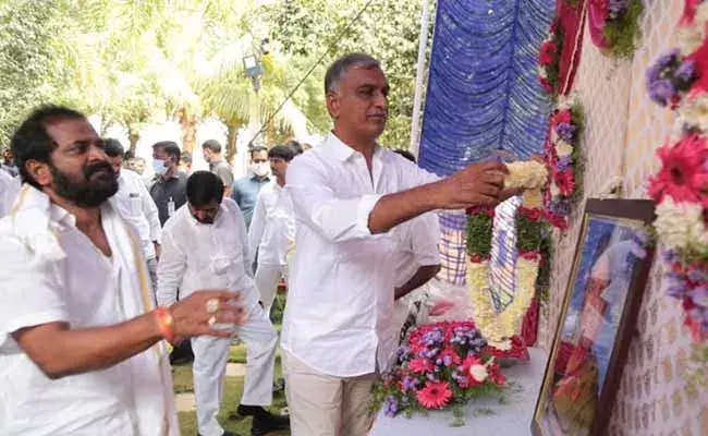 Minister Srinivas Goud : మంత్రి శ్రీనివాస్‌ గౌడ్‌ను పరామర్శించిన మంత్రులు కేటీఆర్‌, హరీష్.!