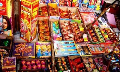Diwali Crackers  : ఆకాశాన్నంటిన టపాసుల ధరలు.. 40శాతం పెరిగిన ధరలు..!