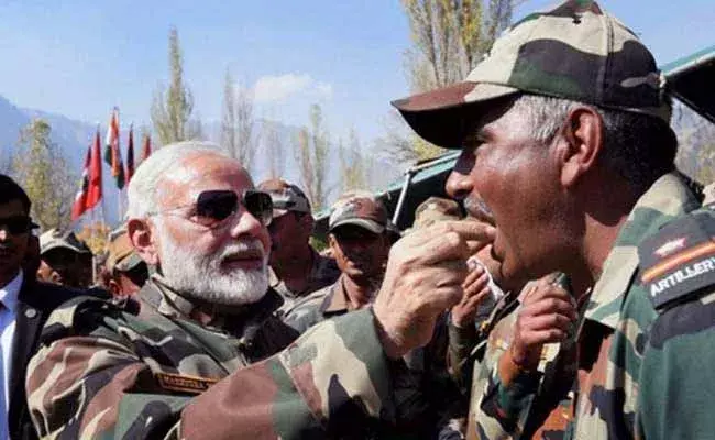 PM Modi  : జమ్మూకశ్మీర్‌లో ప్రధాని మోదీ.. ఆర్మీ జవాన్లతో కలిసి దీపావళీ వేడుకలు