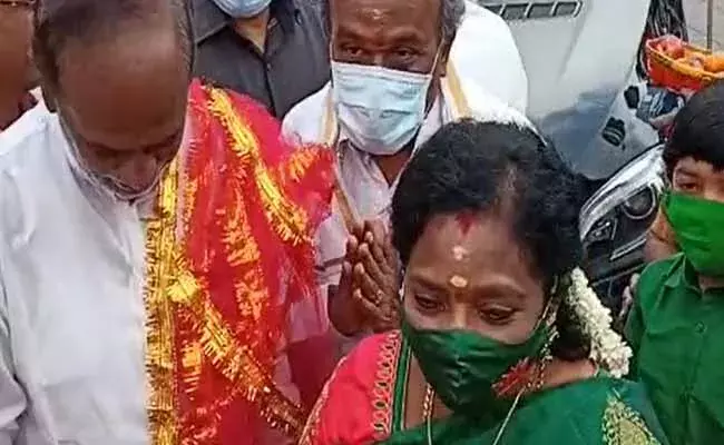 Tamilisai Soundararajan : చార్మినార్ భాగ్యలక్ష్మి అమ్మవారిని దర్శించుకున్న గవర్నర్ తమిళిసై Tamilisai Soundararajan : చార్మినార్ భాగ్యలక్ష్మి అమ్మవారిని దర్శించుకున్న గవర్నర్ తమిళిసై