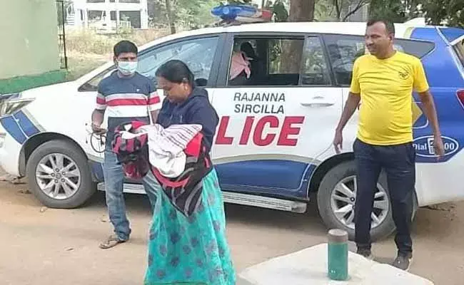 సిరిసిల్లాలో దారుణం.. అప్పుడే పుట్టిన పసికందును వదిలివెళ్లిన కసాయి తల్లి..! సిరిసిల్లాలో దారుణం.. అప్పుడే పుట్టిన పసికందును వదిలివెళ్లిన కసాయి తల్లి..!