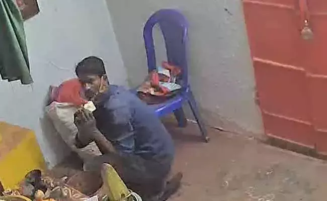 గుళ్ళో దొంగతనం... చోరీ చేయడానికి ముందు అమ్మవారికి దండం..!