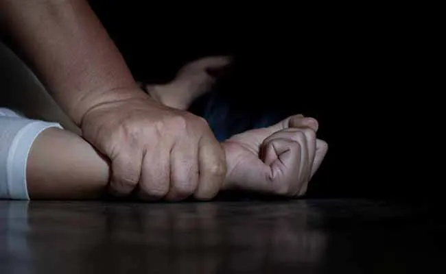 కూల్ డ్రింక్లో మత్తు మందు కలిపి.. పన్నెండేళ్ల బాలిక పై ఇద్దరు యువకుల అత్యాచారం కూల్ డ్రింక్లో మత్తు మందు కలిపి.. పన్నెండేళ్ల బాలిక పై ఇద్దరు యువకుల అత్యాచారం