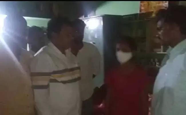 Srikakulam : గ్రామ సచివాలయంలో 12ఏళ్ల బాలికపై వాలంటీర్ అత్యాచారం..! Srikakulam : గ్రామ సచివాలయంలో 12ఏళ్ల బాలికపై వాలంటీర్ అత్యాచారం..!